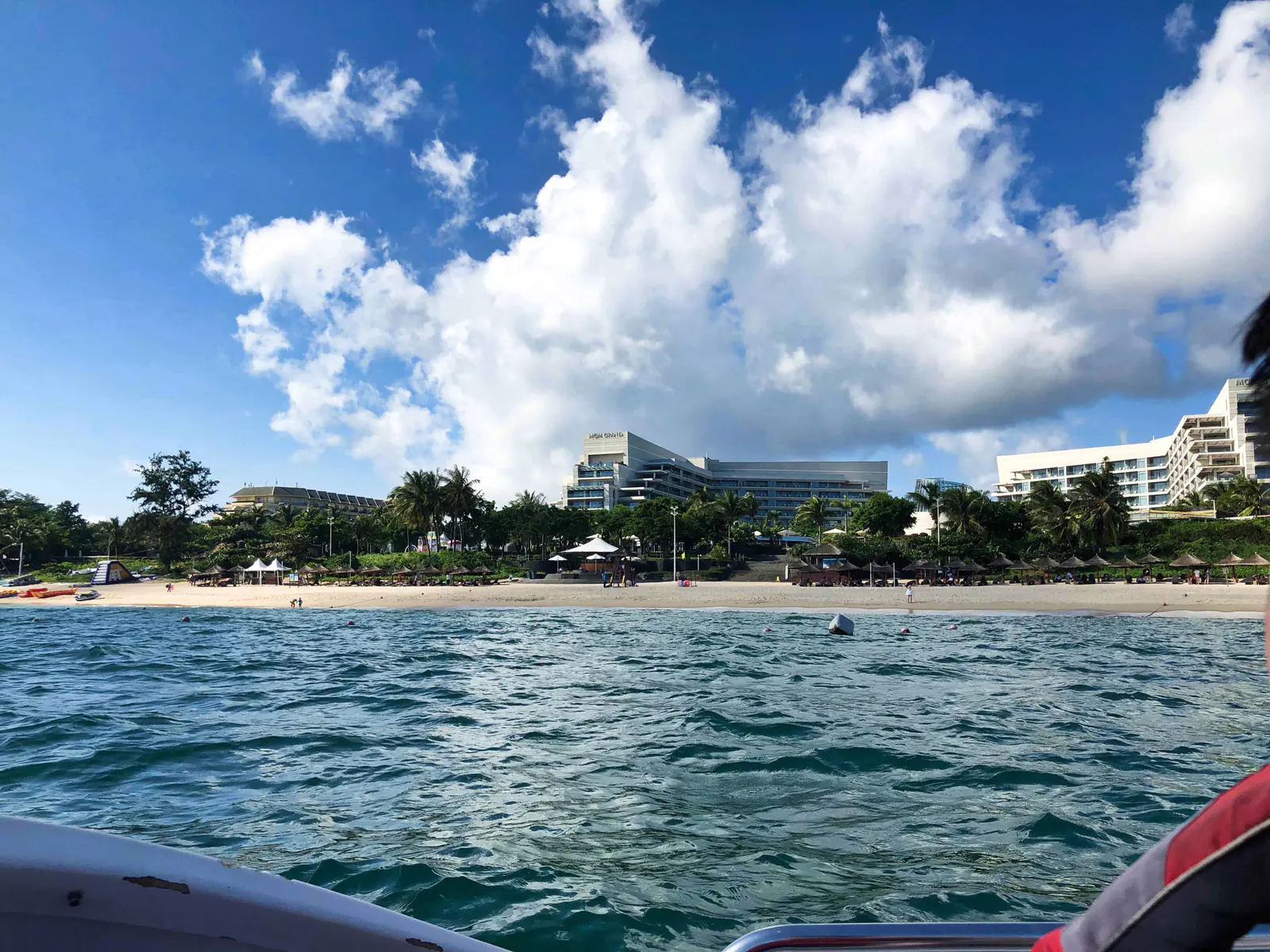 从大海拍岸边